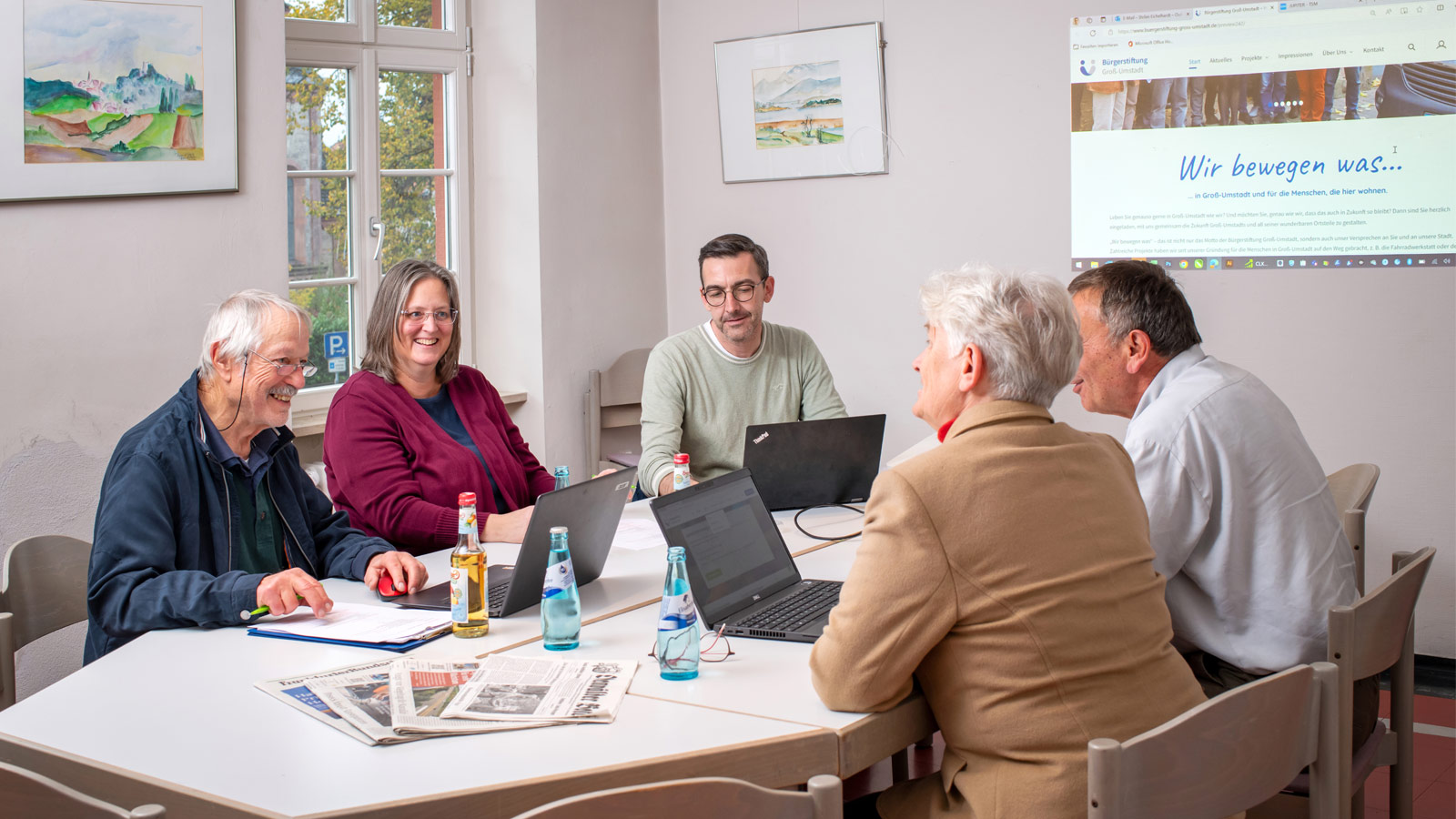 Mitglieder der Arbeitsgruppe besprechen den aktuellen Stand der Website.