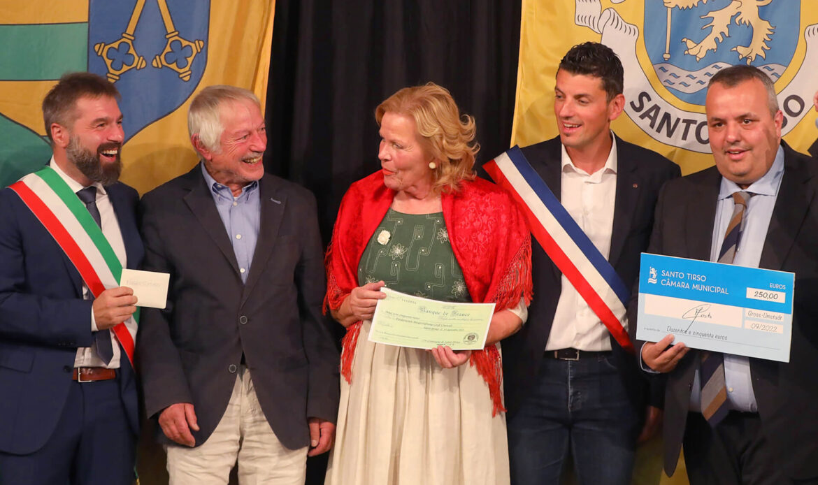 Die Bürgermeister von Dicomano (links) von Saint-Péray (2.v.r) und Santo Tirso (r) bei der Spendenübergabe am 17.09.2022 an Margarete Sauer und Klaus Dummel von der Bürgerstiftung.