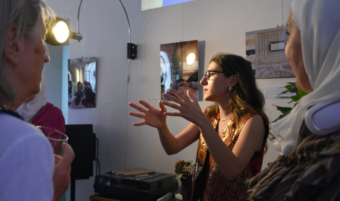 Künstlerin Sarah Dergham im Gespräch mit Besuchern ihrer Fotoausstellung „Sehnsuchtsort Syrien“.