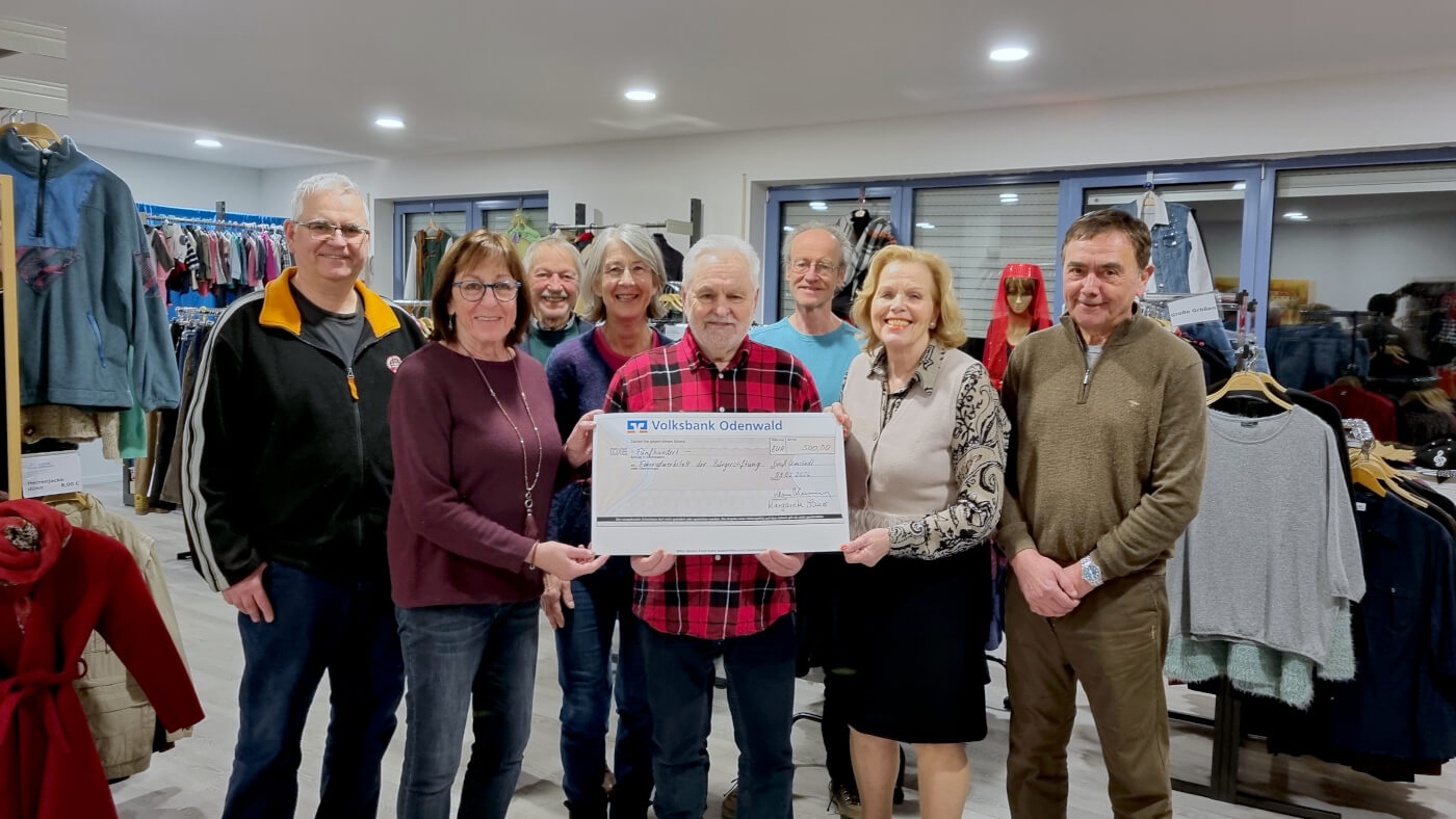 Aus den Überschüssen des Kleiderkarussells konnten 500 € an die Fahrradwerkstatt übergeben werden.