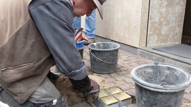 2011 verlegt Gunter Demnig 4 Stolpersteine vor einem Haus in Groß-Umstadt.